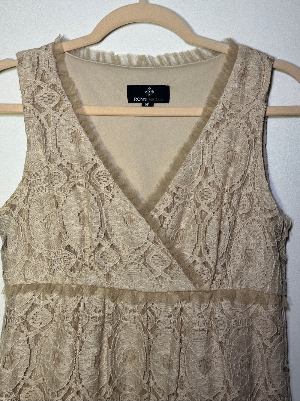 Ronnie Nicole Beige Lace Sleeveless V-Neck Mini Dress Size 6P Wedding Party - Picture 2 of 8